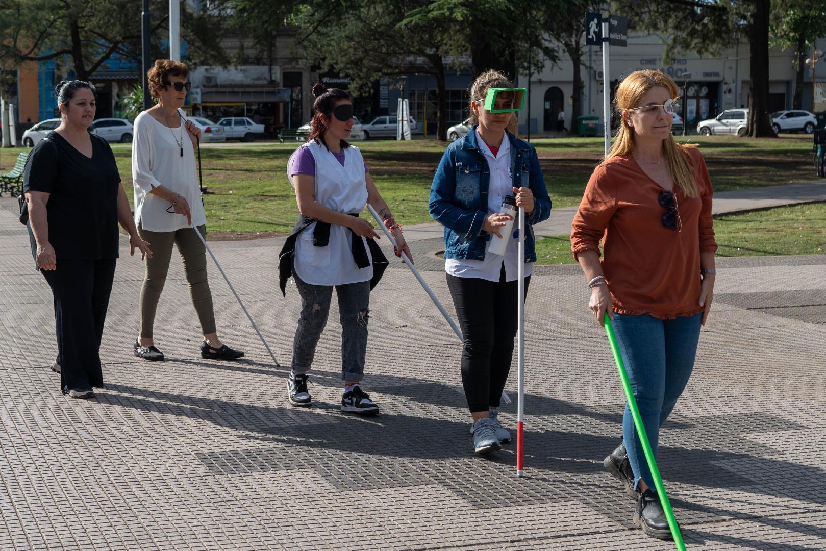 Caminata con personas de diversa graduación de discapacidad visual