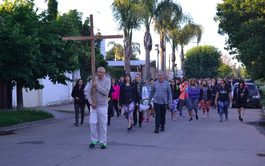 Golía en la peregrinación anual de la Parroquia Santos Arcángeles