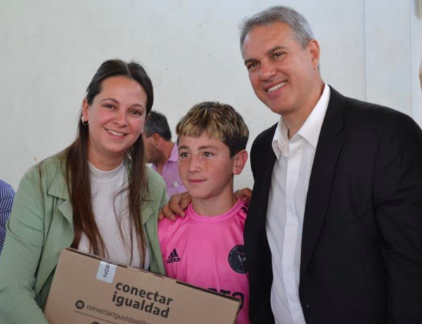 Golía entregó 81 notebooks en la Escuela Secundaria N° 8