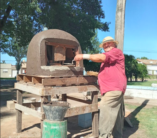 'Con este, llevo hechos 210 hornos de barro'