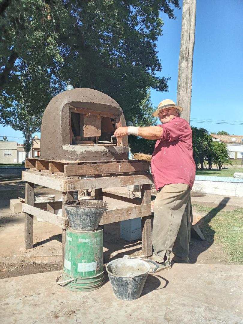 'Con este, llevo hechos 210 hornos de barro'