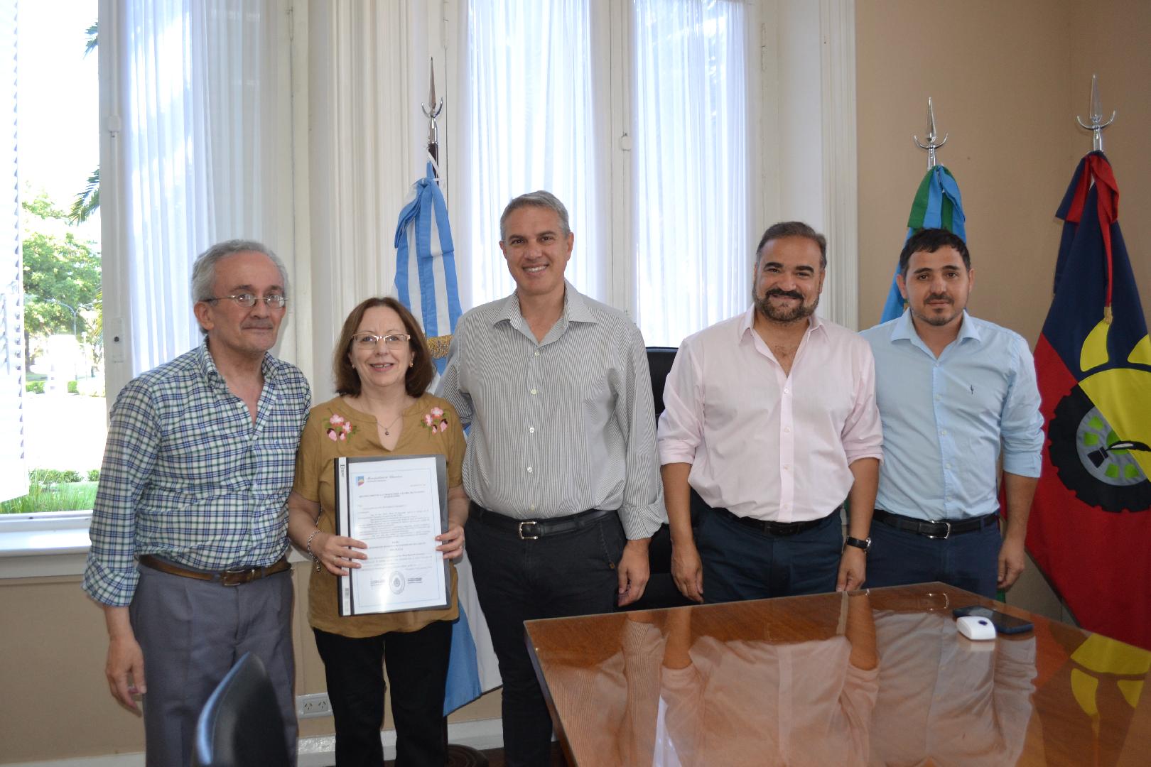 Una vecina recibió un reconocimiento tras 36 años de servicio como empleada municipal
