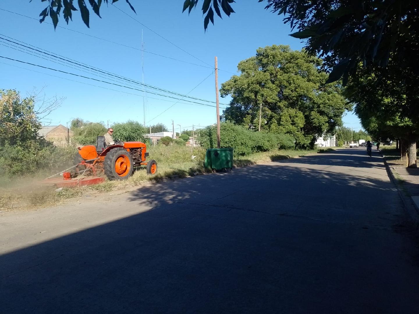 Continúan los trabajos en caminos rurales y la vía pública