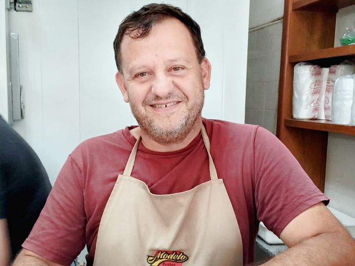 'Los clientes siguen comprando,  pero en cantidades menores'