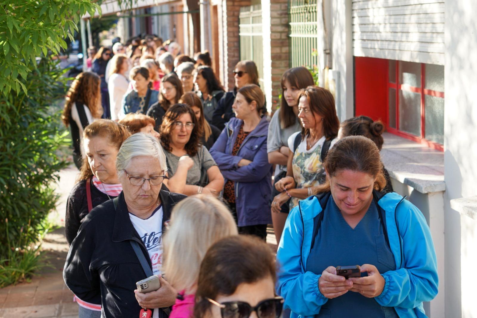 Largas filas inscribirse en talleres de la EAC