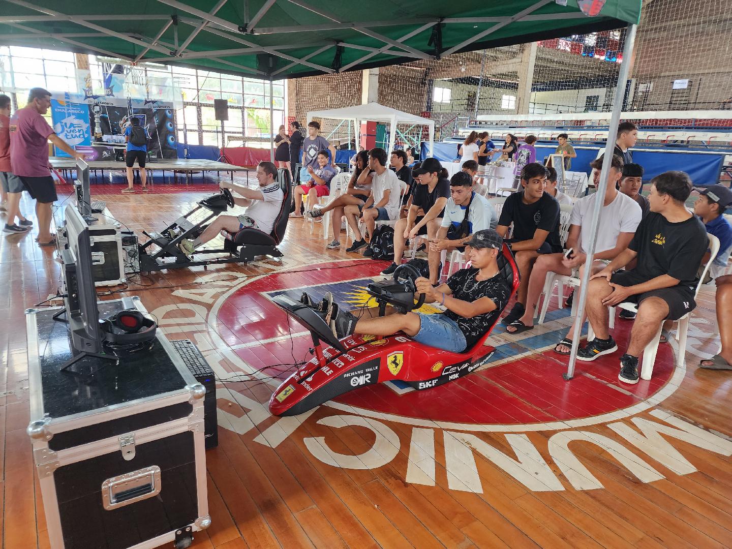 Más de cien jóvenes participaron de un evento "gamer" en el Polideportivo Municipal
