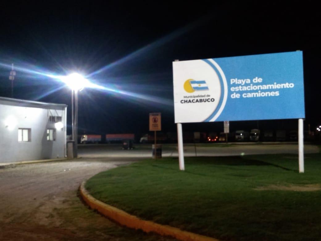El acceso a la playa municipal de camiones iluminado