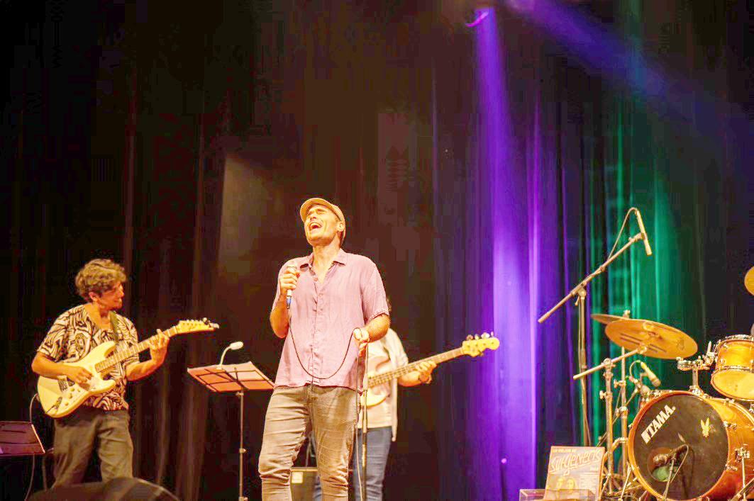 Sentido homenaje a la obra Charly García