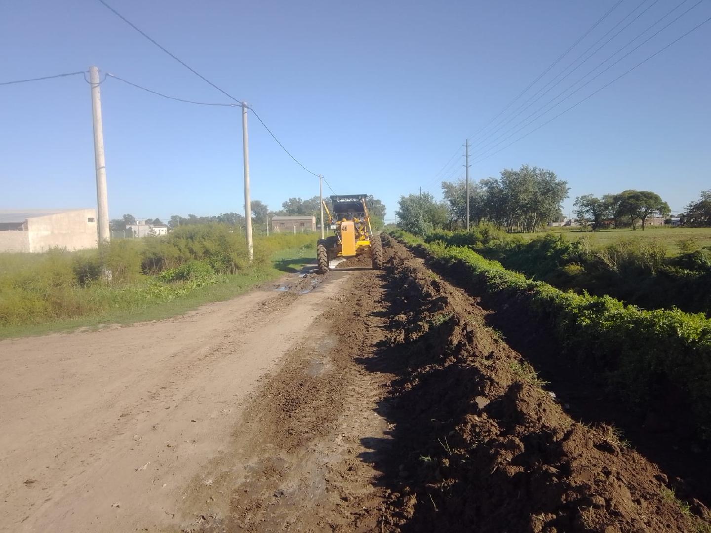 Tareas de mantenimiento en el canal de calle Uspallata