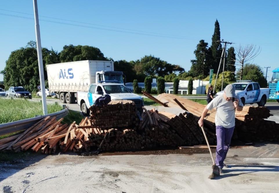 Volcó un camión que transportaba maderas