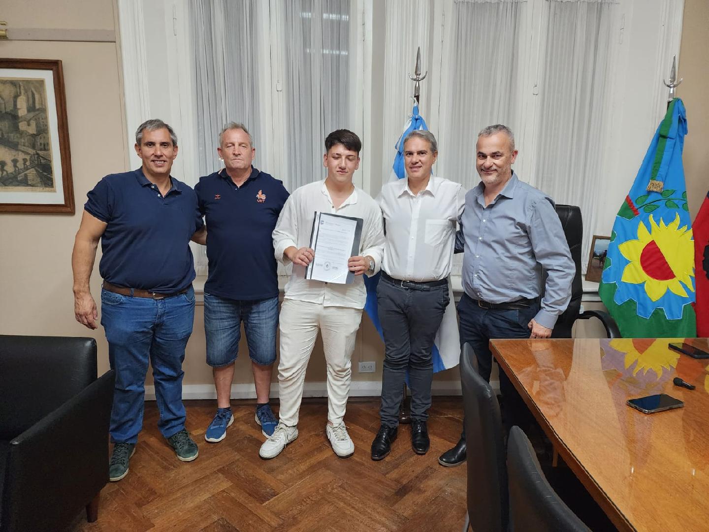Golía entregó un reconocimiento al automovilista Jorge Purita (H)
