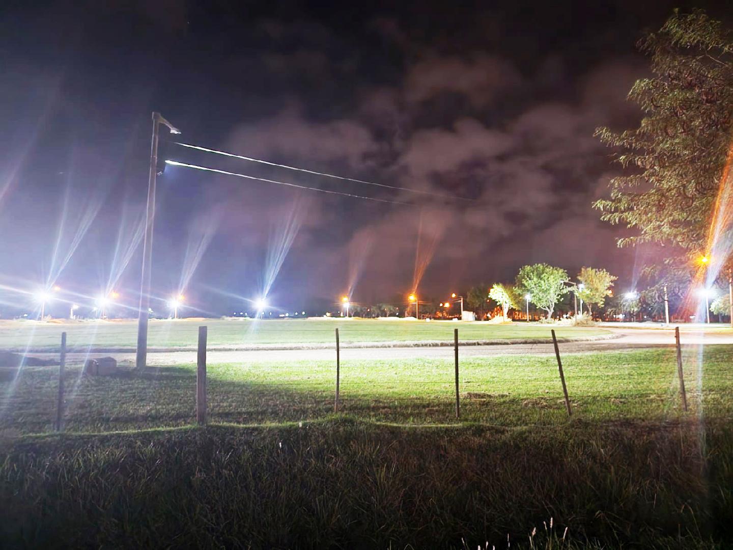 Colocación de luminarias y reperfilamiento de suelo en la pista de atletismo