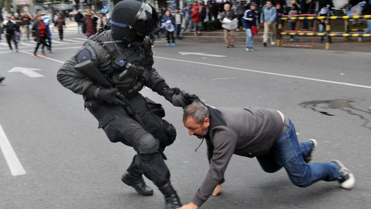 Hubo protesta y represión en la 9 de Julio