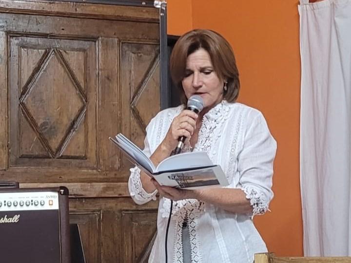 Emotiva presentación del primer libro de Fernanda Zanlungo