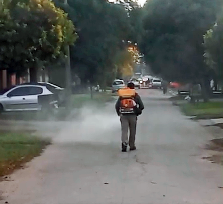 Fumigan en distintos puntos de la ciudad