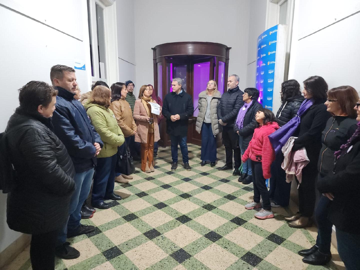 El Municipio se iluminó con color violeta por el Día Mundial de la Fibromialgia