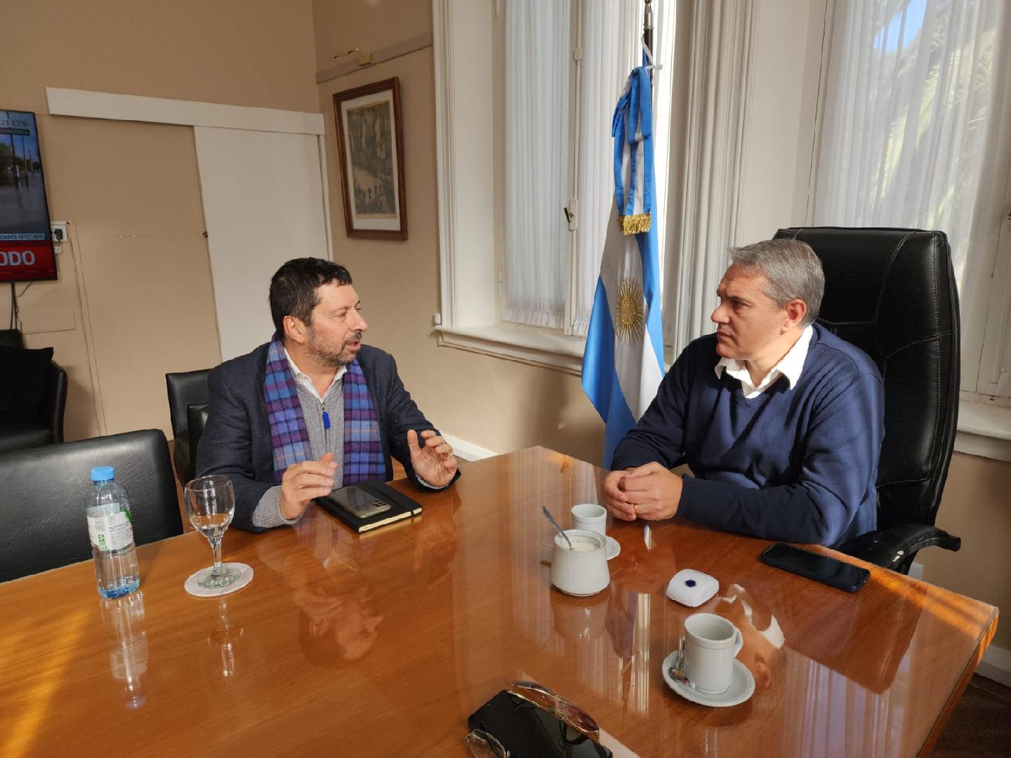 El periodista Alfredo Zaiat fue recibido por el intendente Darío Golía