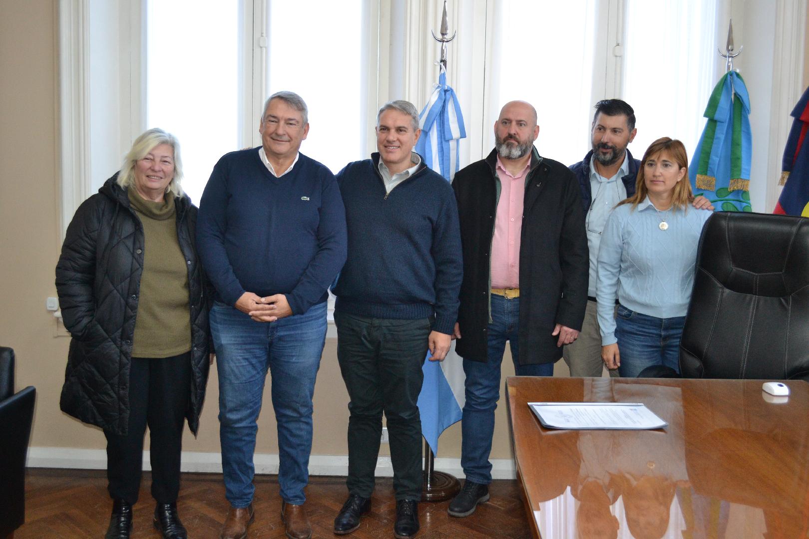 Jorge D'onofrio en Chacabuco: entrega de cascos y programas de tránsito