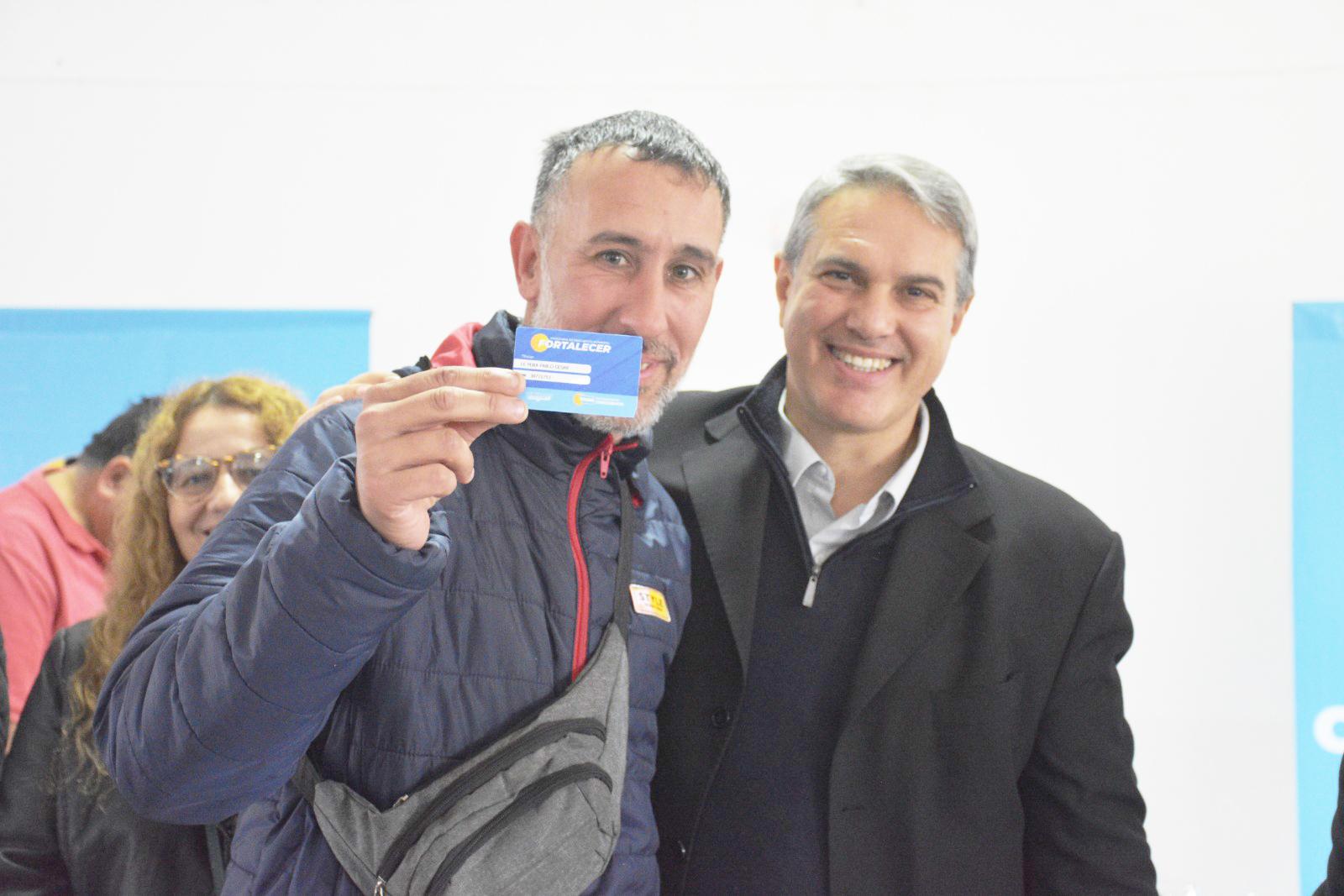 Recibieron las primeras tarjetas 'Fortalecer'