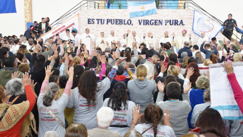 "En la calle nos arrancan la comida"