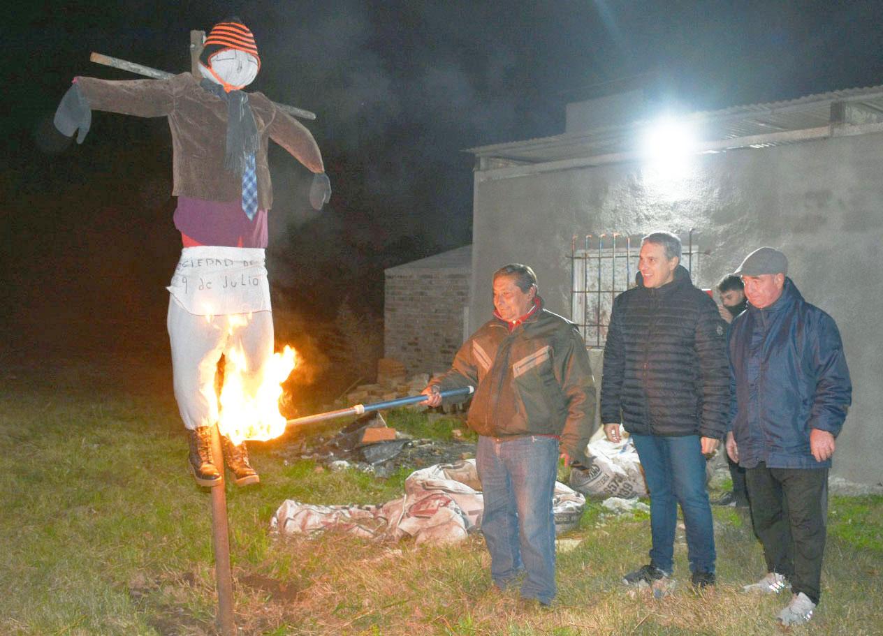 Quema de muñecos en la celebración de San Pedro y San Pablo