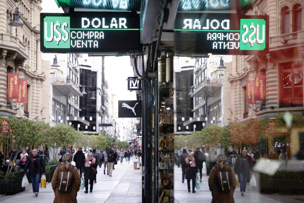 El dólar blue quebró los $1400, subió el riesgo país y cayeron bonos y acciones