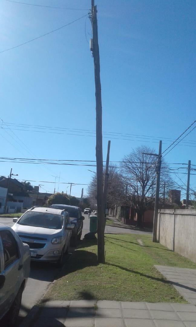 Postes telefónicos en peligrosa inclinación 