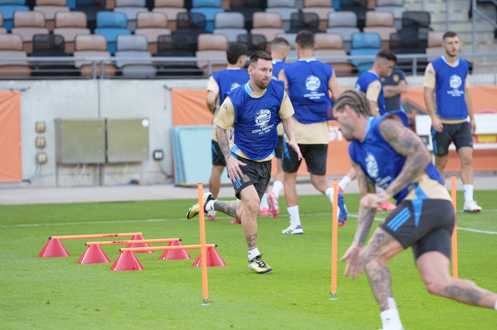 Messi se entrena con normalidad y Scaloni define el equipo