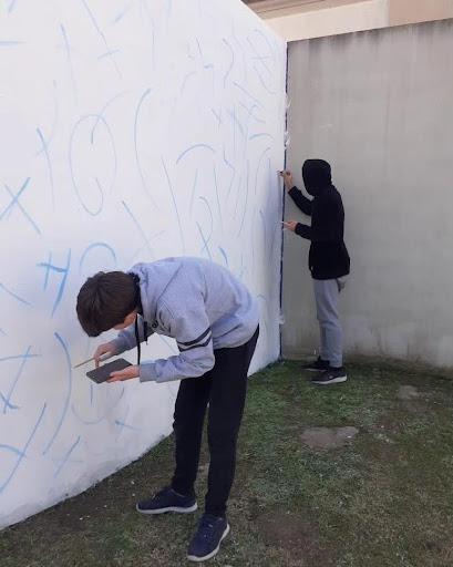 Dos jóvenes emprenden en un mural en el Hospital