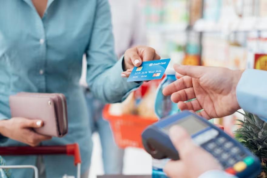 Cada vez más argentinos se financian con la tarjeta