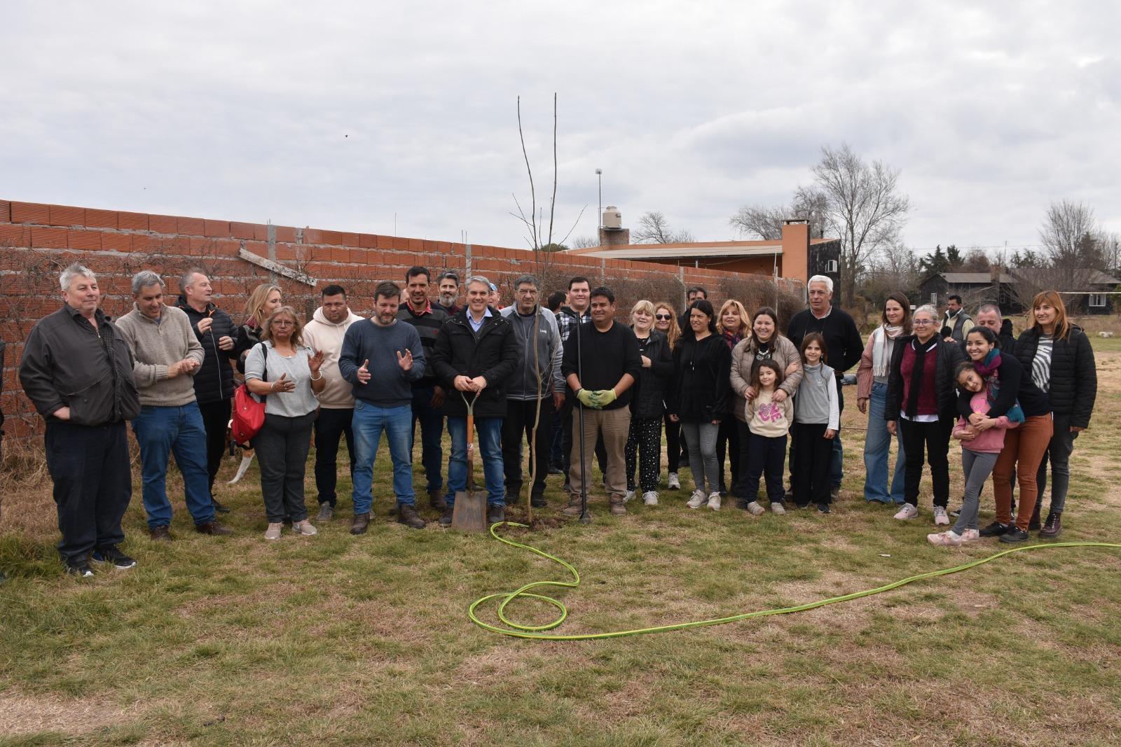 El gobierno plantó diez nuevos árboles en el Barrio Los Pinos