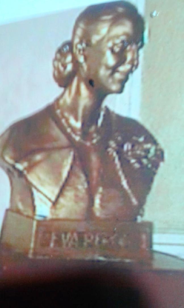 El Busto de Eva Peron a su lugar original