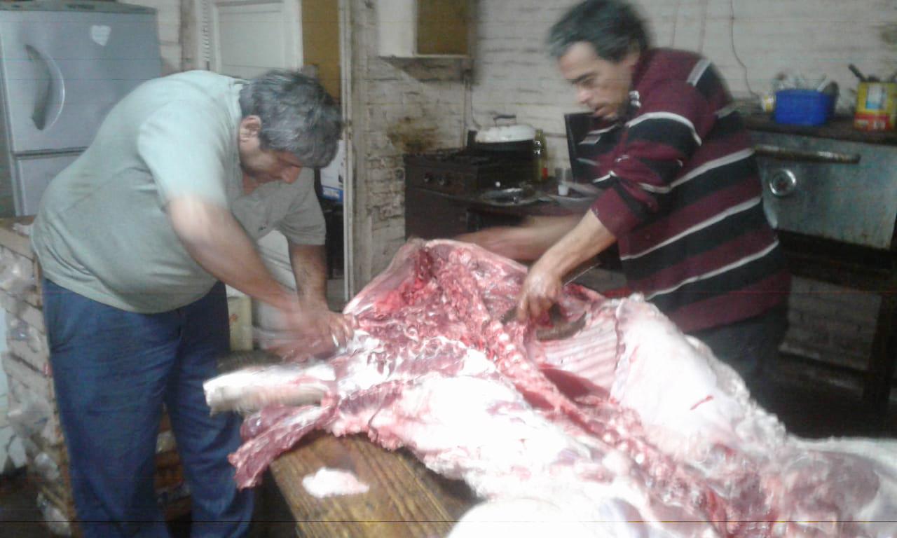 Chancho con pelos en el asador móvil