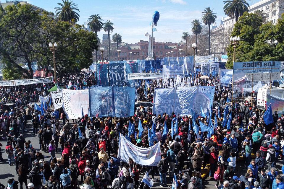 Movimientos sociales y gremios marcharon por San Cayetano con duras críticas al gobierno