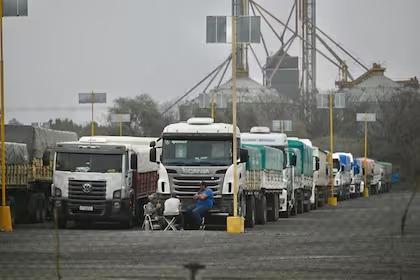 Hay más de 10.000 camiones varados en los principales puertos por el paro de los aceiteros
