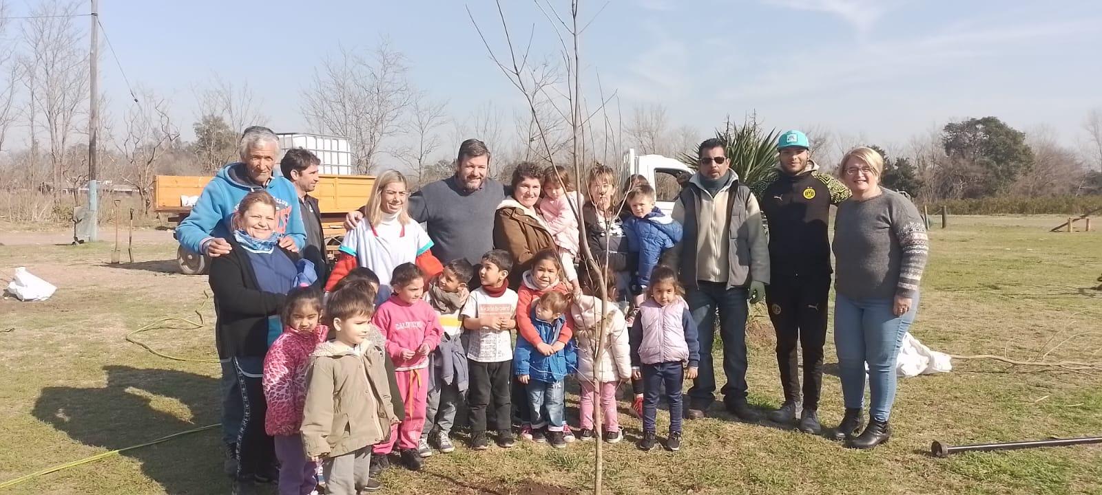 Plantaron 11 fresnos en el barrio San Cayetano