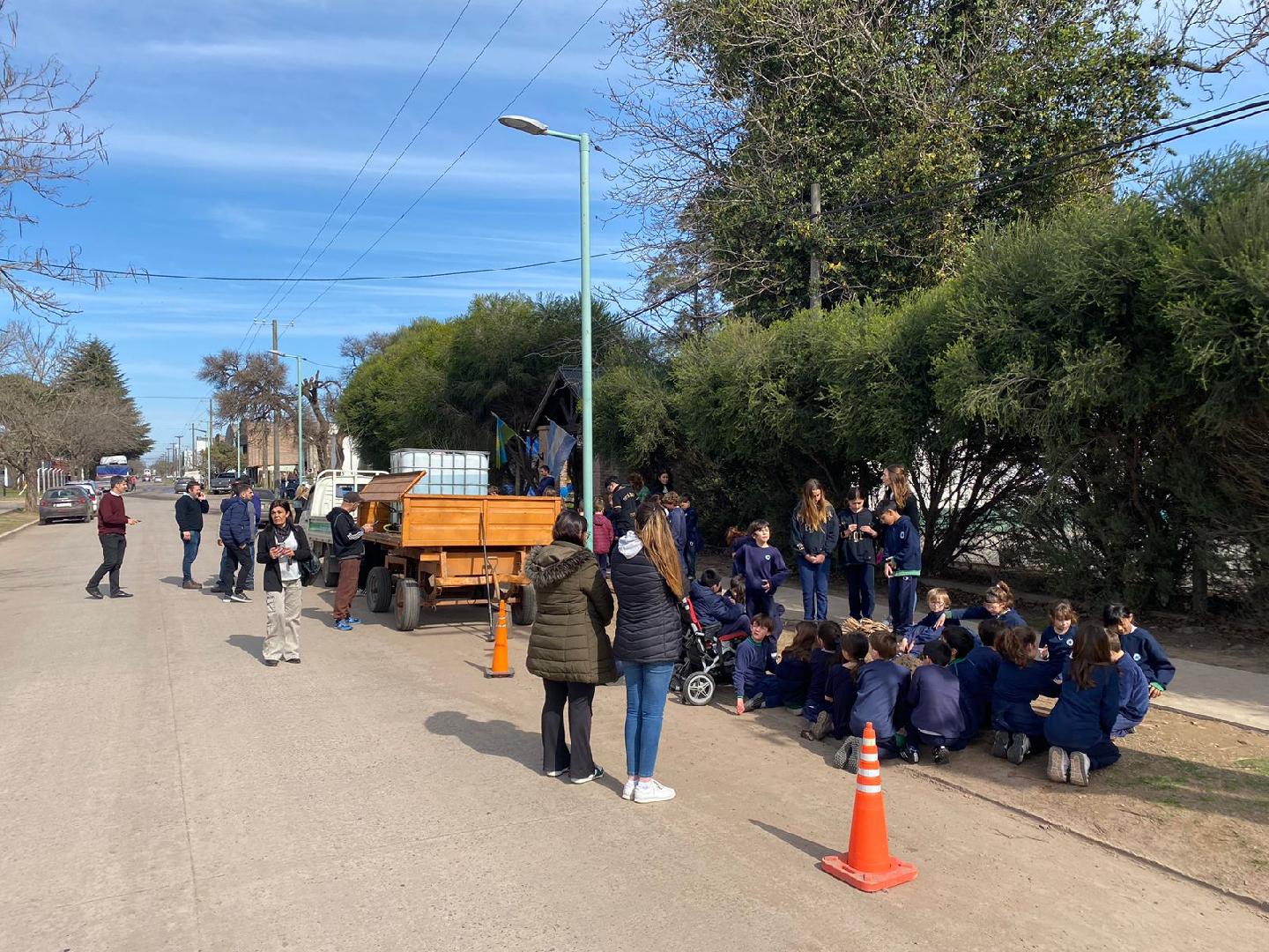 Se plantaron 12 árboles en el Colegio Madrigal y el Parque Temático Infantil