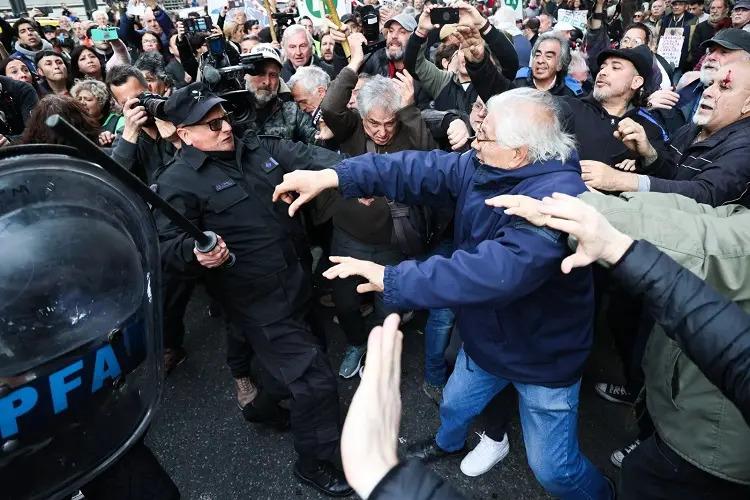 Otra golpiza a jubilados