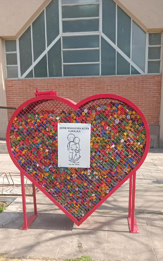 Niños y niñas impulsan una campaña solidaria para reciclar tapitas
