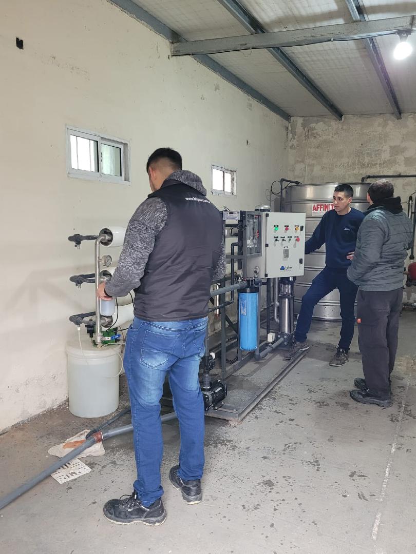 Reemplazo de la bomba en la planta de ósmosis del CIC Los Pioneros