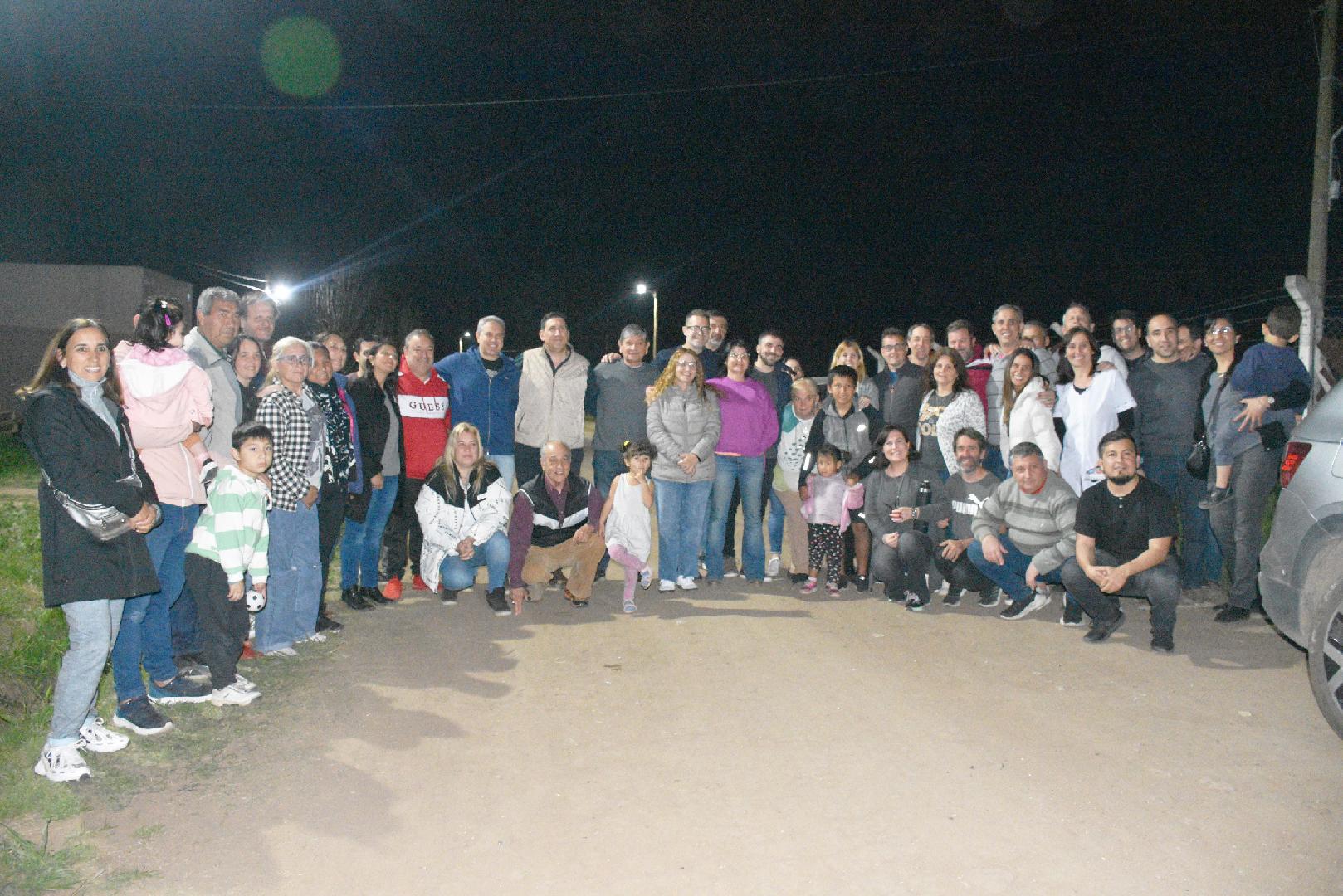 Se inauguró una nueva cuadra de luminaria en calle Casale