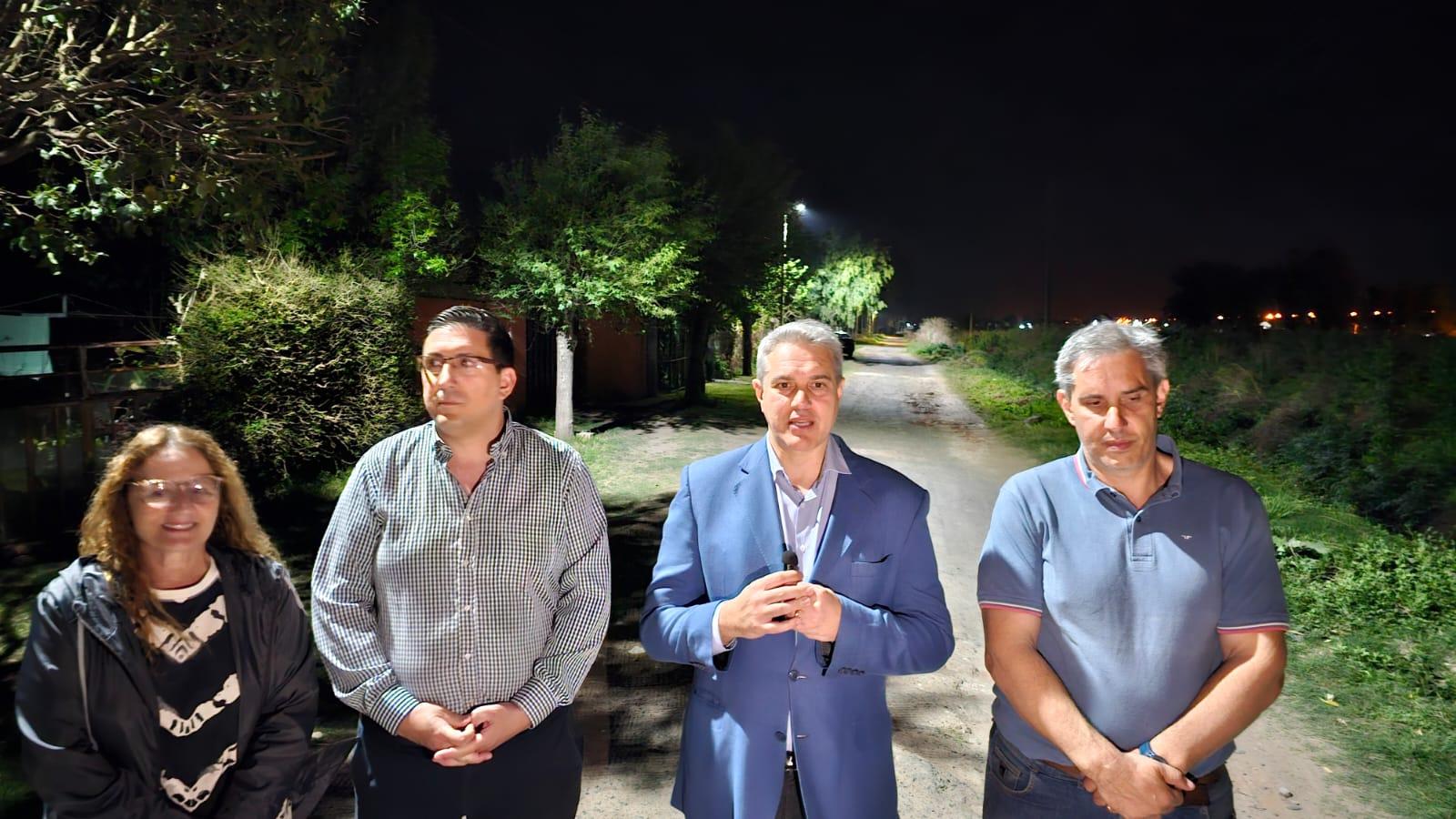El gobierno inauguró dos nuevas cuadras de luminarias