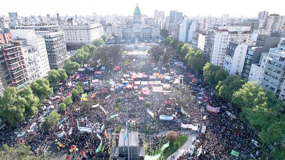Una multitud en la calle volvió a desafiar al Gobierno y le exigió que sostenga la universidad pública