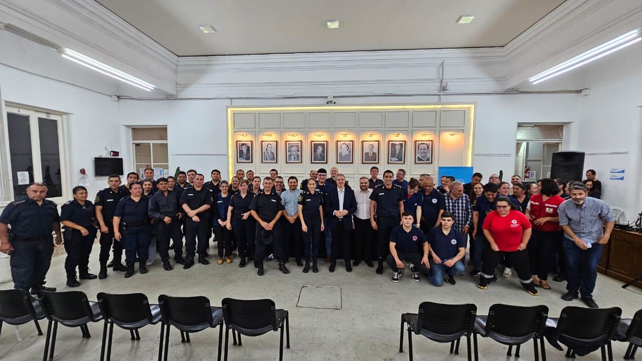 Bomberos, Policía y miembros de la Cruz Roja recibieron tarjetas Fortalecer