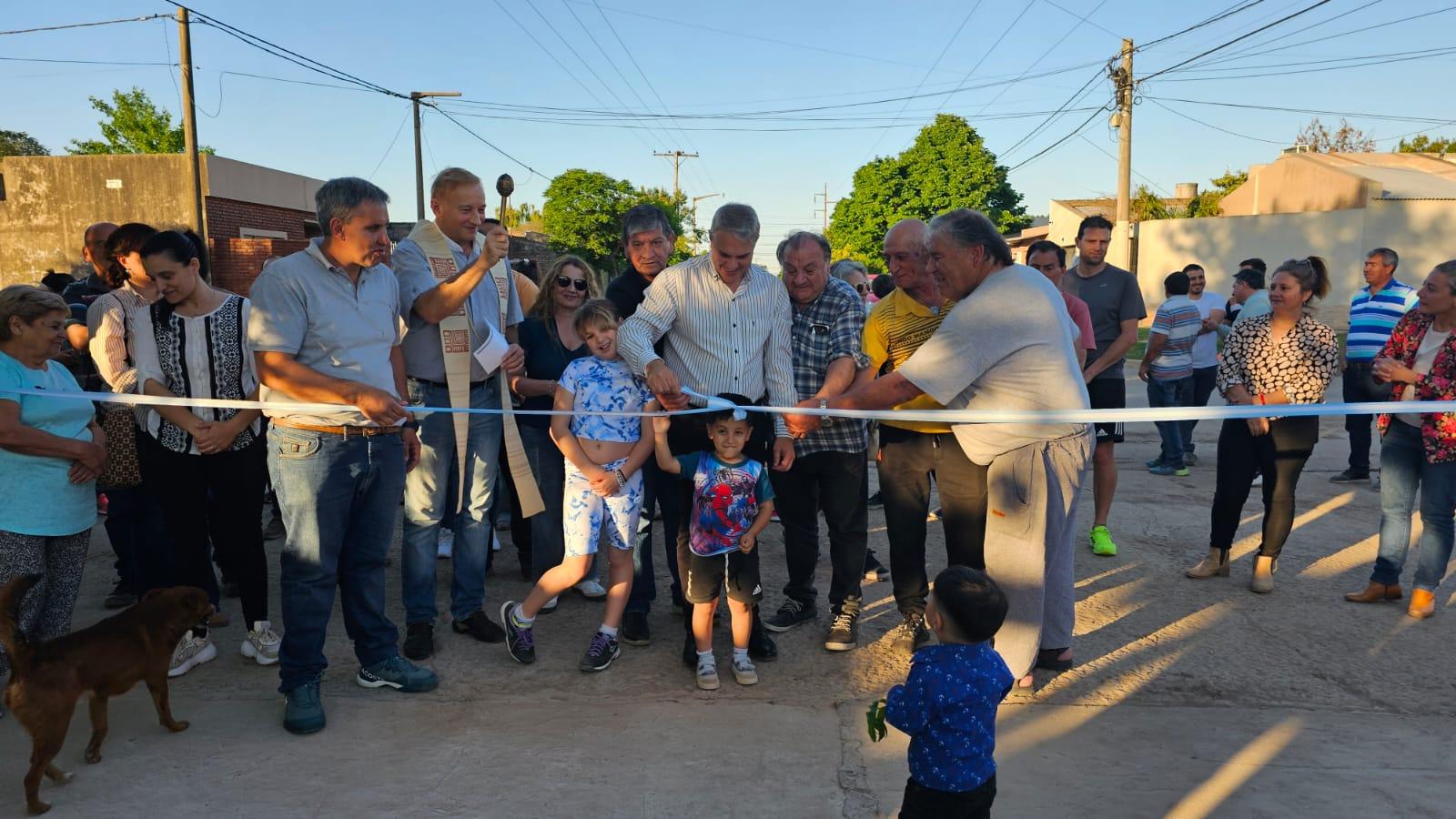 Golía inauguró una nueva cuadra de pavimento