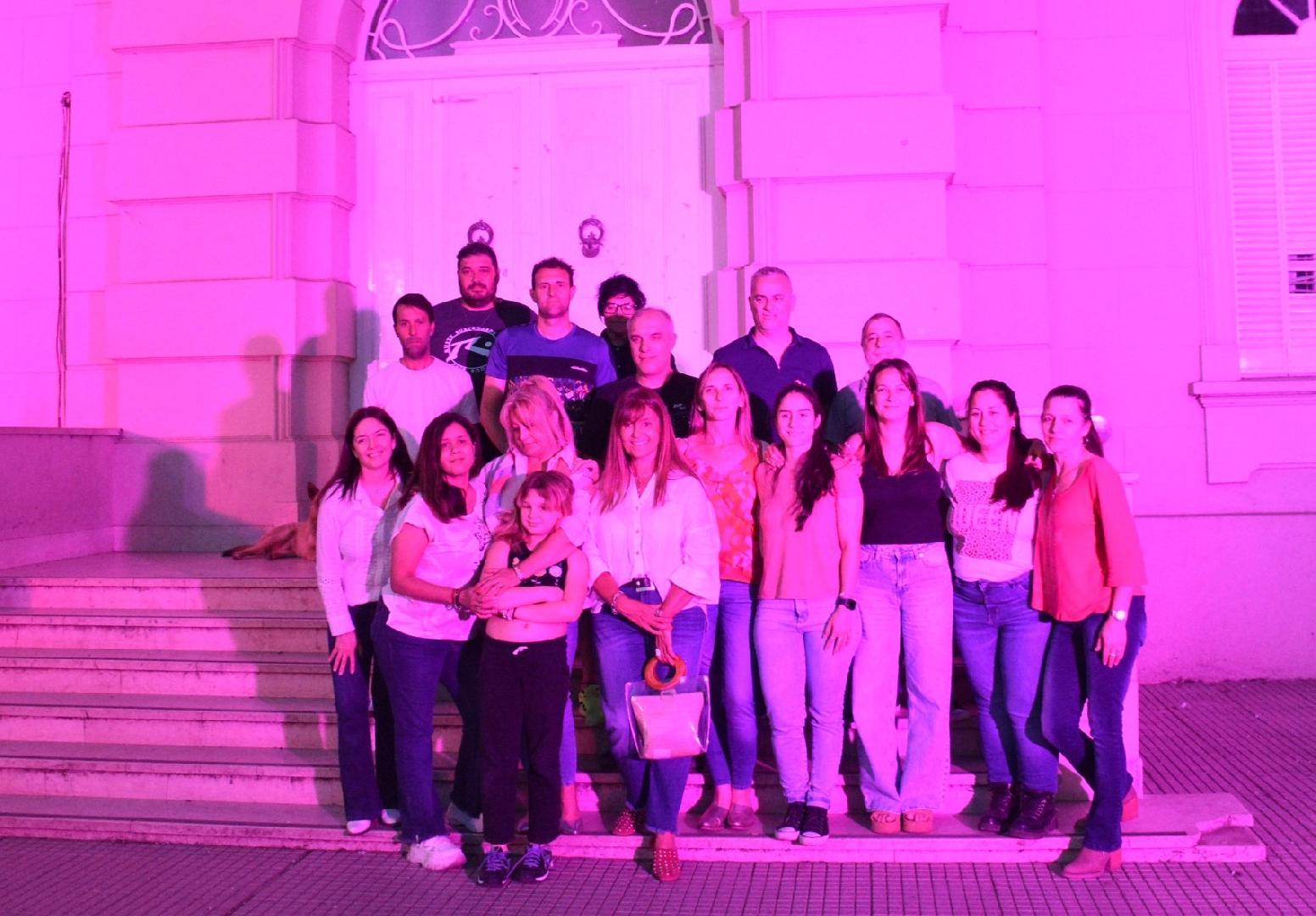  El Municipio se iluminó de rosa en el mes de concientización del Cáncer de Mama