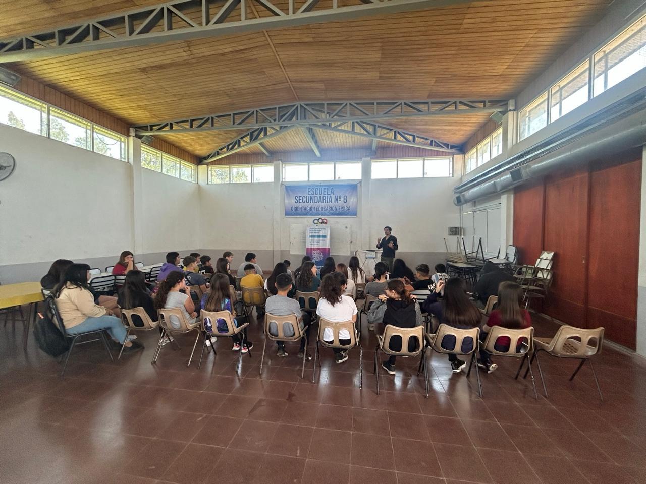 Capacitan a estudiantes y productores en cuidado del medio ambiente