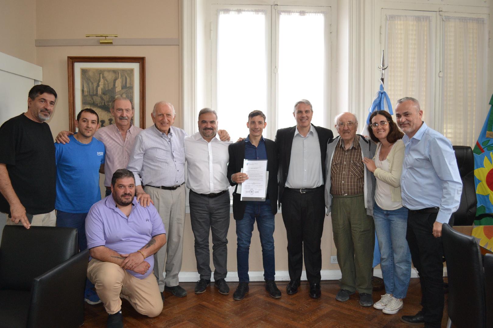 Golía entregó un reconocimiento al cantor de tango Marcelo Tomasini