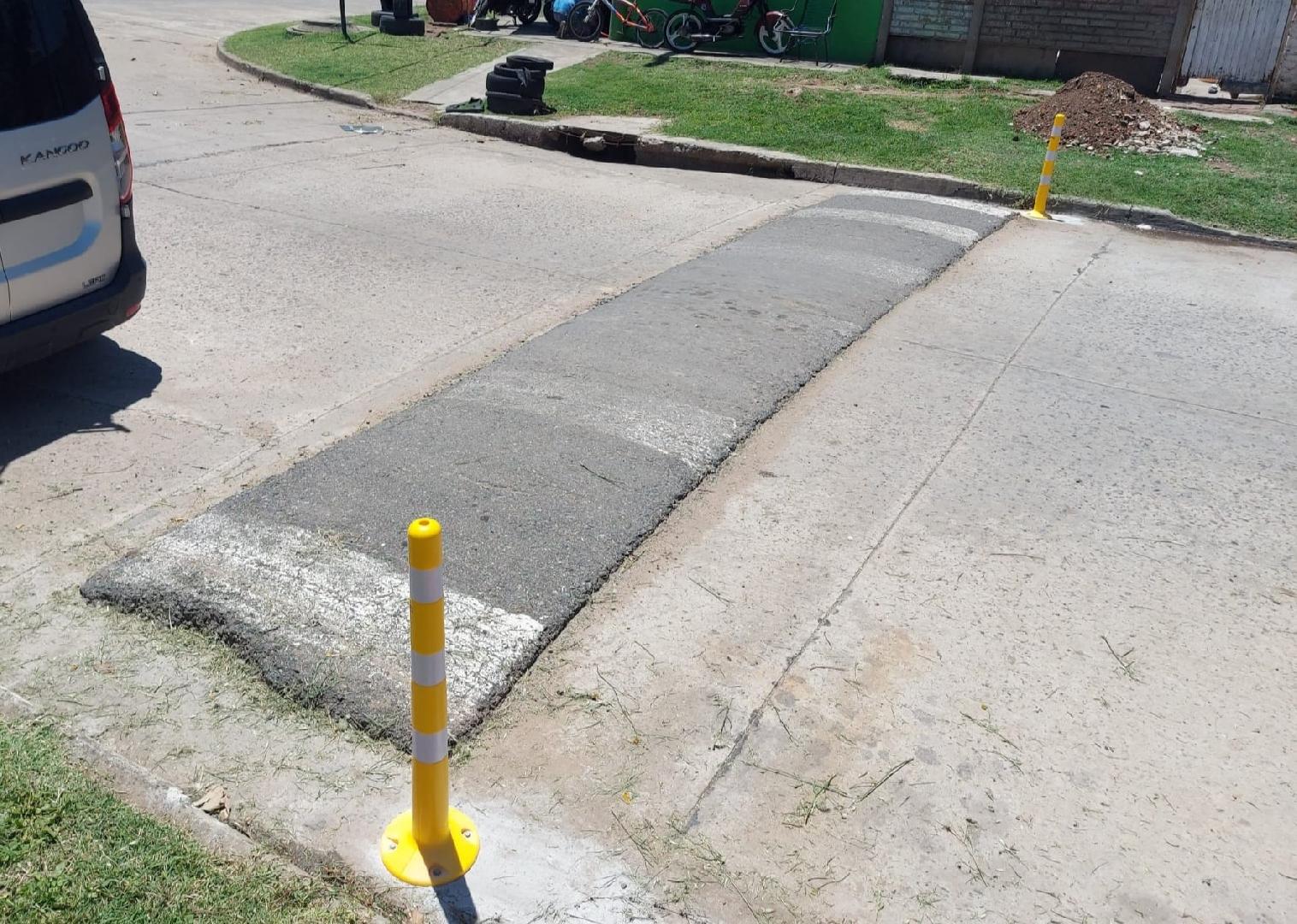 Colocaron  nuevos demarcadores viales en los badenes 
