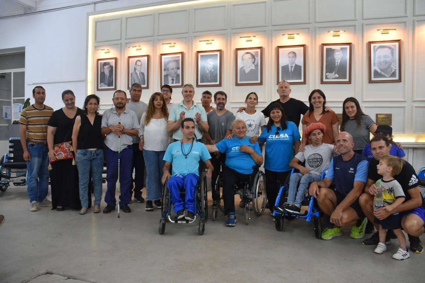 Entrega de sillas de ruedas, andadores y bastones